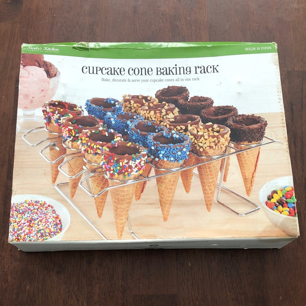 🥧 Nicole’s Kitchen Silver Cupcake Cone Holder Rack